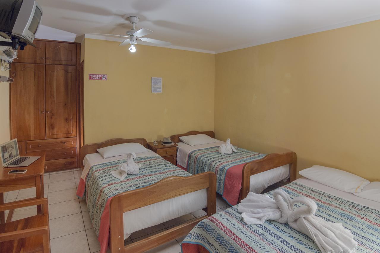 Hostal Leon Dormido Puerto Baquerizo Moreno Eksteriør billede
